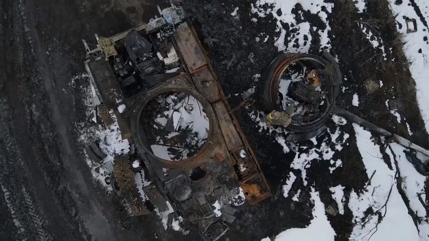Video z dronu ukazuje zničené ruské tanky na východě Ukrajiny